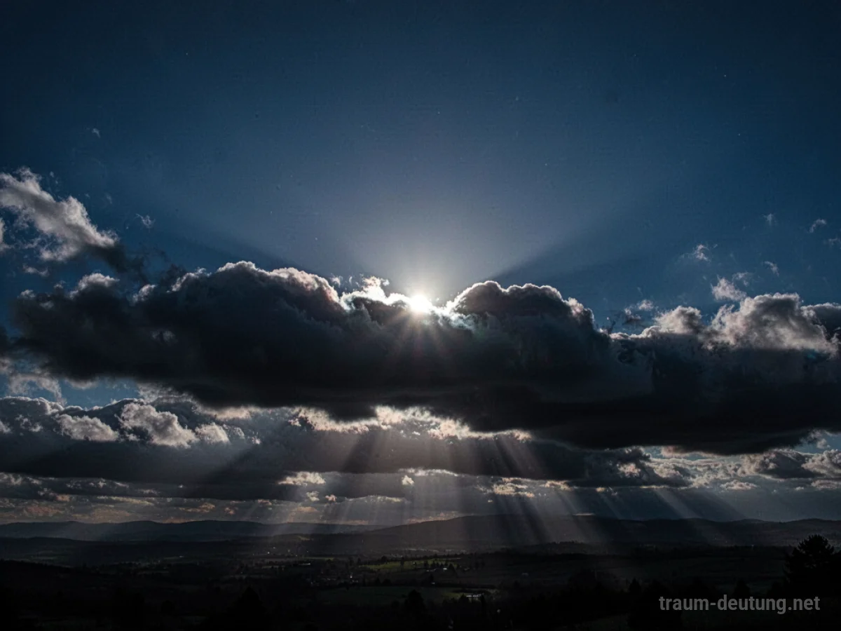 Sonne verdeckt von dunkler Wolke am Himmel